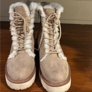 Beige faux fur boot